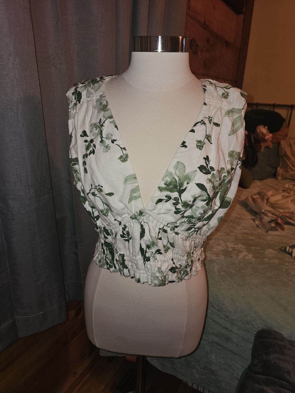 Abercrombie & Fitch White Cropped V-Neck Tank with Green Floral Print